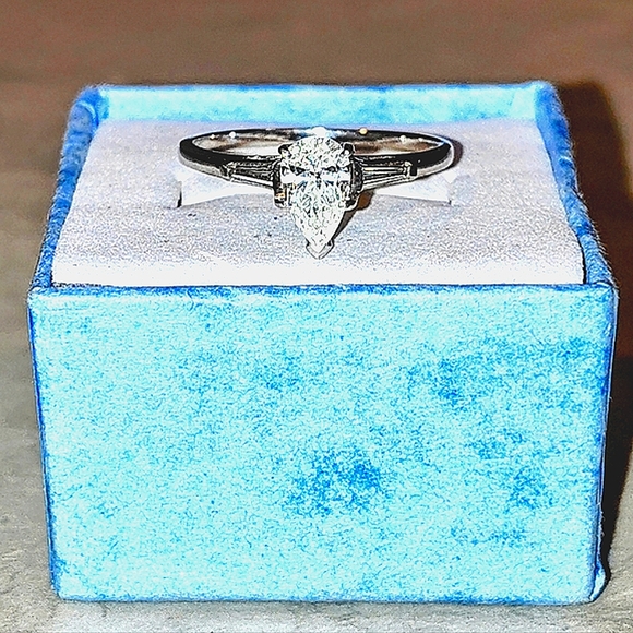 14K WHITE GOLD 2/3 CT PEAR SHAPED & BAGUETTES DIAMOND ENGAGEMENT RING VINTAGE - Picture 5 of 16